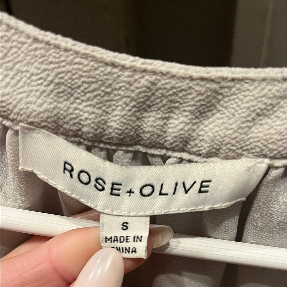 Rose & Olive Pale Grey V-Neck Sleeveless Blouse - Picture 2 of 2